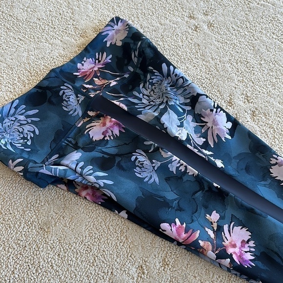 JoyLab Floral Print High-Waisted Stripe 7/8 Leggings in Moody Mum - Picture 5 of 5